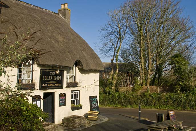 The thatched pub The Old Inn in Mullion