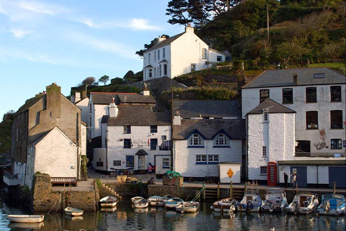 The white-walled Blue Peter Inn by the harbour in Polperro