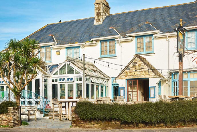 The pretty exterior to The Rising Sun in St Mawes
