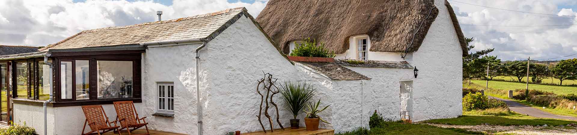 Thatched holiday cottages in Central England