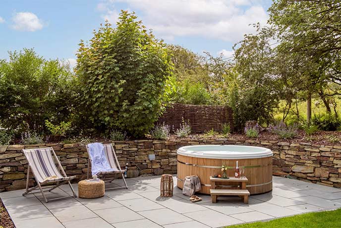 The outdoor hot tub at Moss Farmhouse in Cornwall
