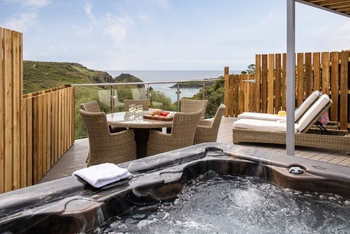 The hot tub and seating area at Daphne that looks out over the coastline