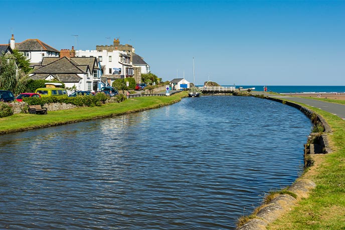 A peaceful river running alongside houses in Bude in North Cornwall