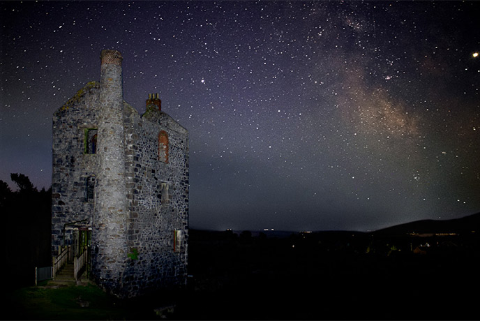 An engine house at Minions with the starry night sky behind