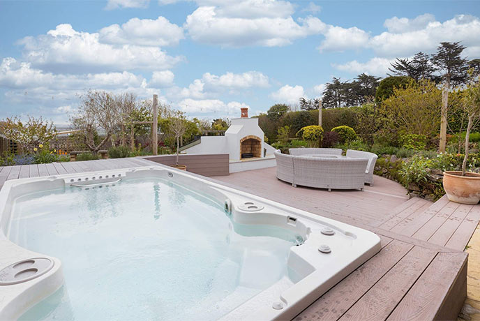 The incredible hot tub on the terrace at Treveryan House in Devon