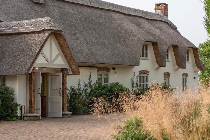 The thatched exterior of The World's End pub in Dorset