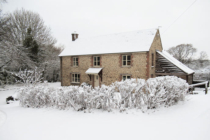 Pretty Beech Cottage in the snow