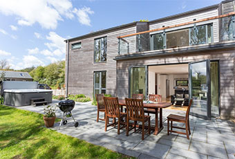 Dog friendly cottage with a hot tub