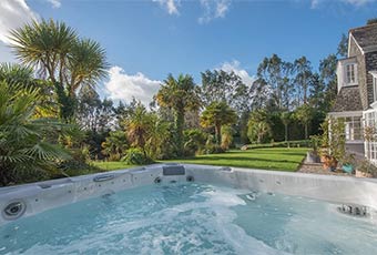 Cornish cottage with a hot tub and pool Cornish cottage with a hot tub and pool