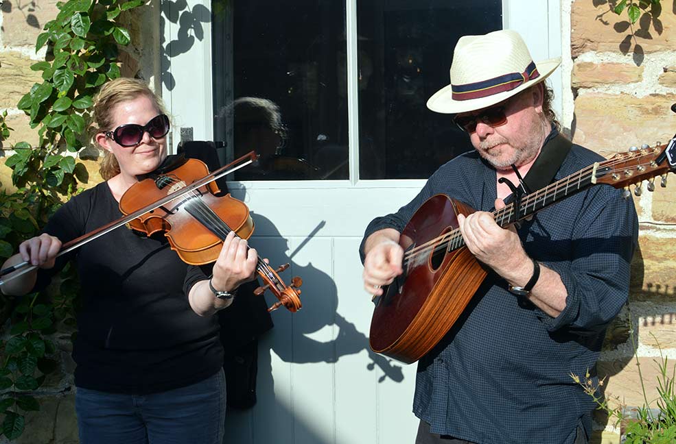 Live music played all evening on the violin and banjo.