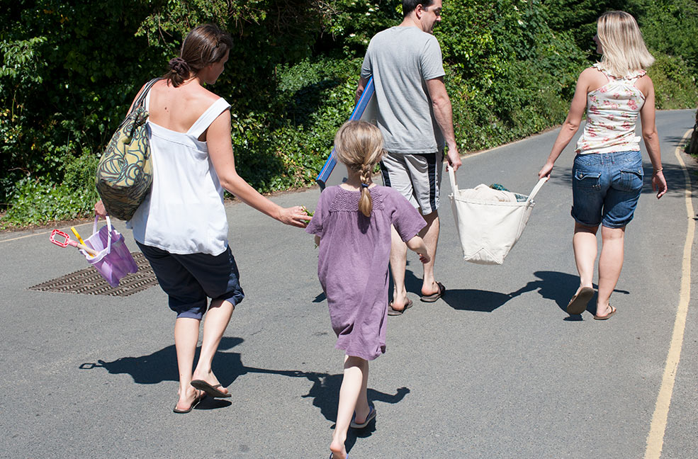 Pack up a tubtrug and carry it together along the romantic countryside lanes.