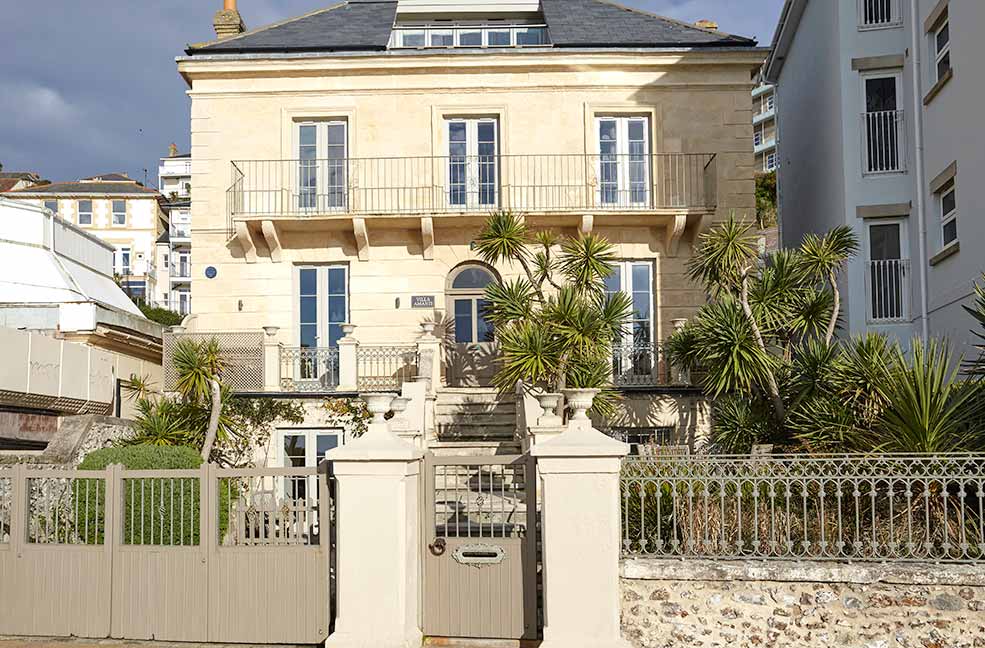 An apartment that looks out to the sea and is grand both inside and out.