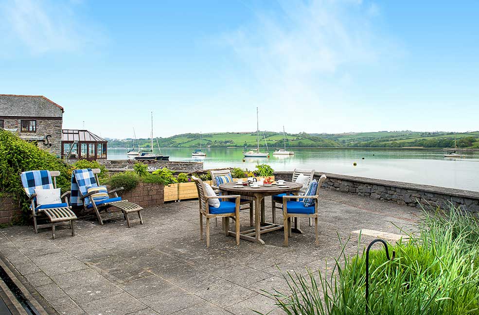 Riverside Cottage is a waterside haven on the River Tamar.