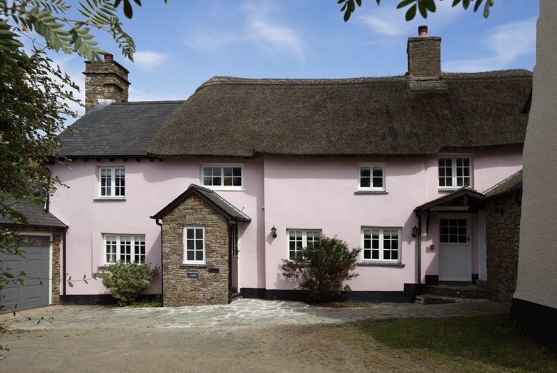 A family-sized thatched cottage in Devon for up to six people.