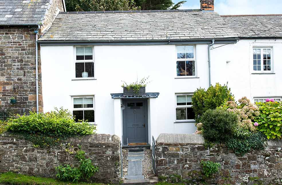 The pretty exterior of Puffin's Nest is a proper example of a Cornish countryside cottage.