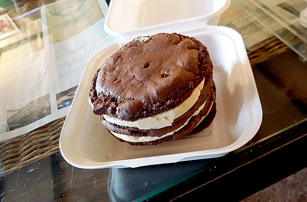 Vegan whoopie pie cookie