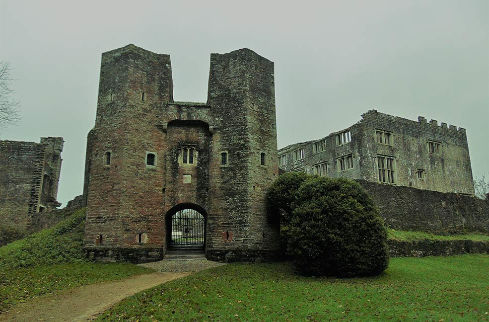 Berry Pomeroy Castle haunted