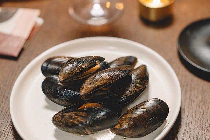 A plate of freshly steamed mussels