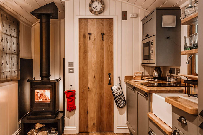 The cosy kitchen with a wood-burner at Jessie