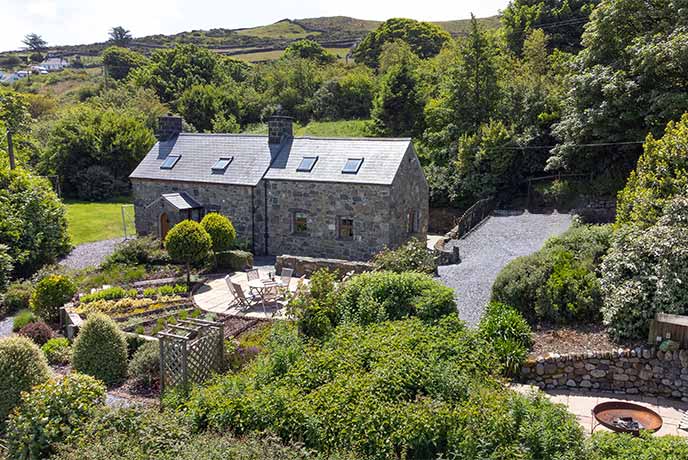 The beautiful stone holiday cottage Plas Hufen in Gwynedd in Wales