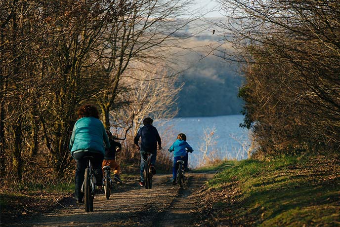A family cycling to Llys-y-Fran Lake